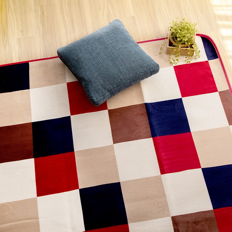 ちょっとした汚れなら中性洗剤で汚れをこすり落とした後、絞った雑巾で拭き取るだけ